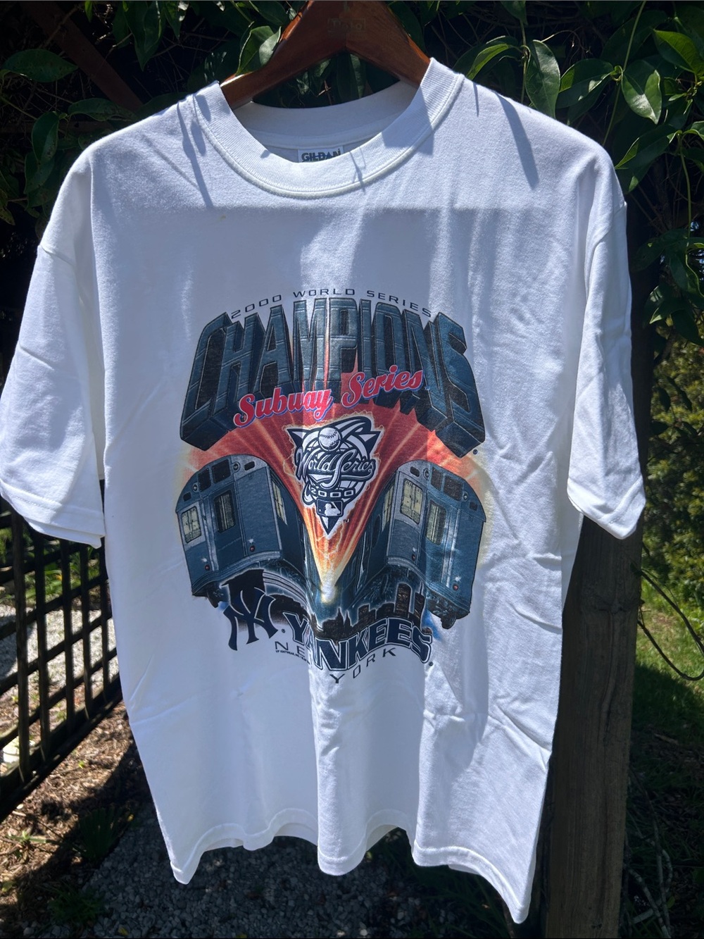 Gildan New York Yankees 2000
World Series Subway Series champions t-shirt